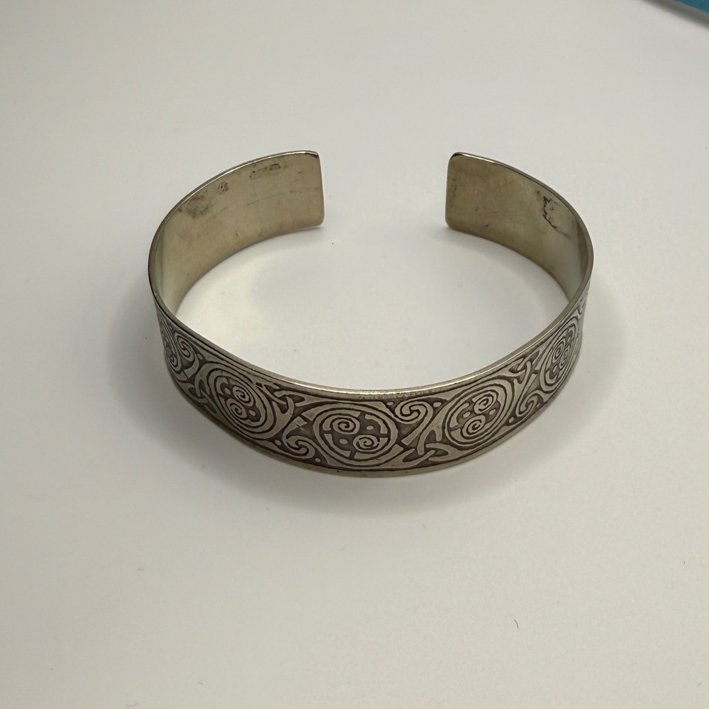 Silver Celtic Etched Cuff Bracelet. - Picture 8 of 10